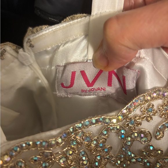 White Jovani organza dress. Exquisite gold detailing. - Picture 6 of 8